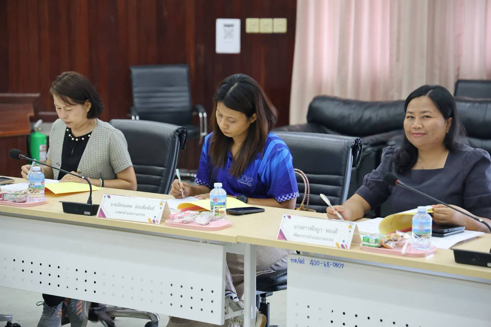 พช.บางเสาธง ร่วมประชุมพิจารณารายชื่อโครงการให้ความช่วยเหลือค่าใช้จ่ายที่จำเป็นในการศึกษาของนักเรียนในเขตเทศบาลตำบลบางเสาธง ประจำปี 2569