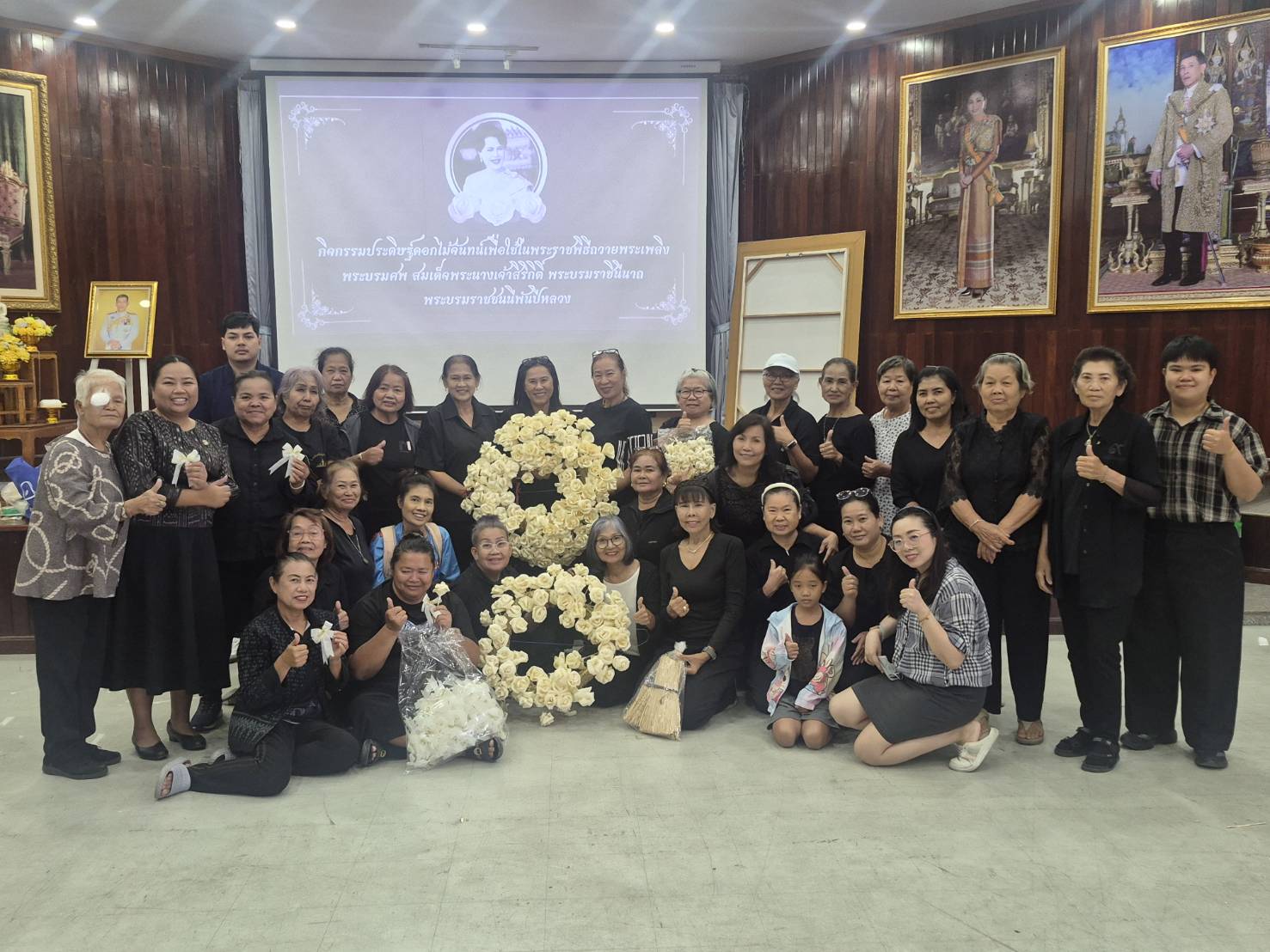 ✨ พช.บางเสาธง ร่วมใจประดิษฐ์ดอกไม้จันทน์พระราชทาน ด้วยจิตอาสาและความสามัคคี